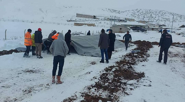 Malatya’da yağan karın ağırlığına dayanamayan çadır çöktü onlarca koyun telef oldu 