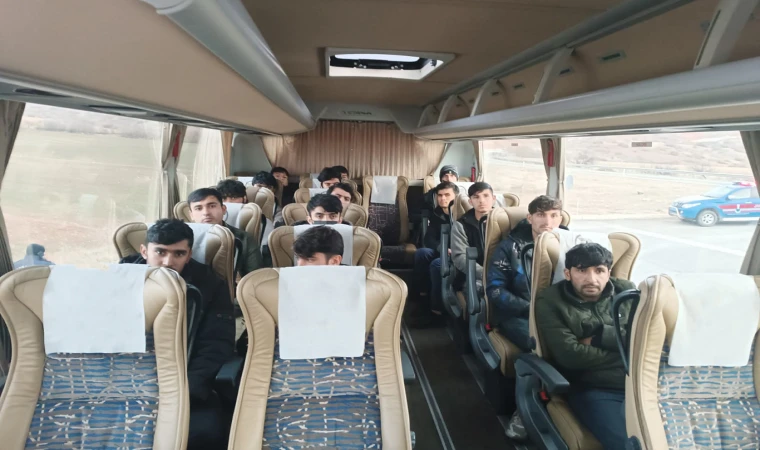 Yolcu otobüsünde 15 düzensiz göçmen yakalandı
