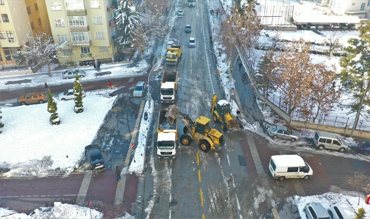 Büyükşehir Belediye karla mücedele çalışmalarına devam ediyor