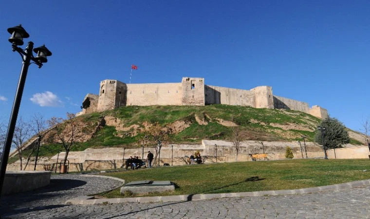 Hasar gören tarihi Gaziantep Kalesi’nde restorasyon başlıyor