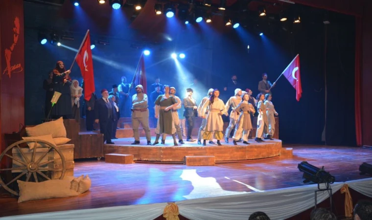 Cumhuriyete Doğru” tiyatro oyunu Malatya’da izleyicilerle buluştu