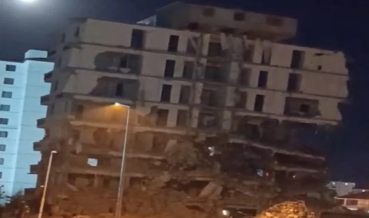 Malatya'da 7 Katlı Ağır Hasarlı Bina Kontrollü Şekilde Yıkıldı