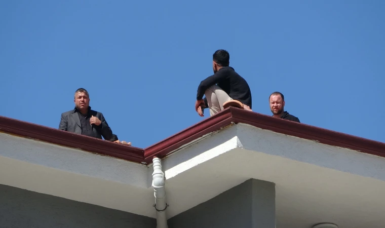 Alacak Kavgası Çatıya Yansıdı, Polis Sabırla İkna Etti