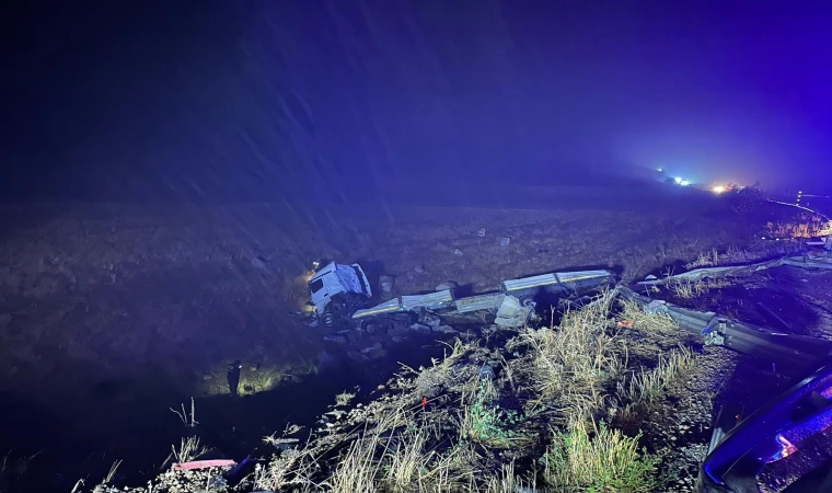 Malatya'da şarampole devrilen çekicinin sürücüsü hayatını kaybetti