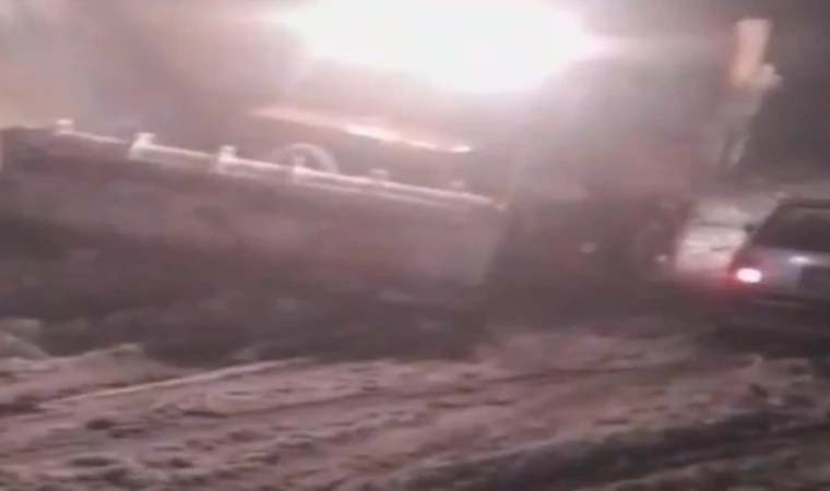 Malatya'da yoğun kar yağışı etkili oldu, çok sayıda araç yolda kaldı