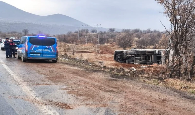 Kamyon Devrildi, Malatya’da Trafik Felç Oldu: 1 Yaralı