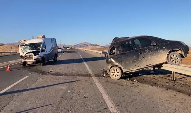 Malatya'da minibüs ile otomobil çarpıştı: 1’i ağır 3 yaralı