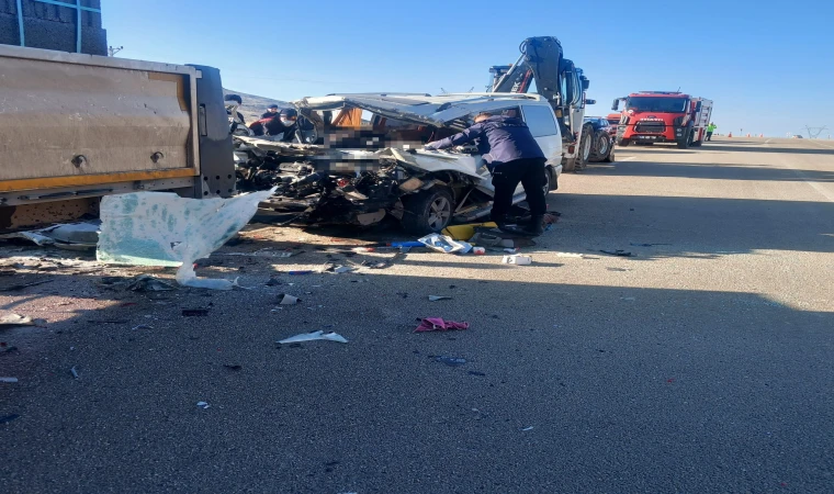 Malatya'da tır ile minibüs çarpıştı: 3 ölü