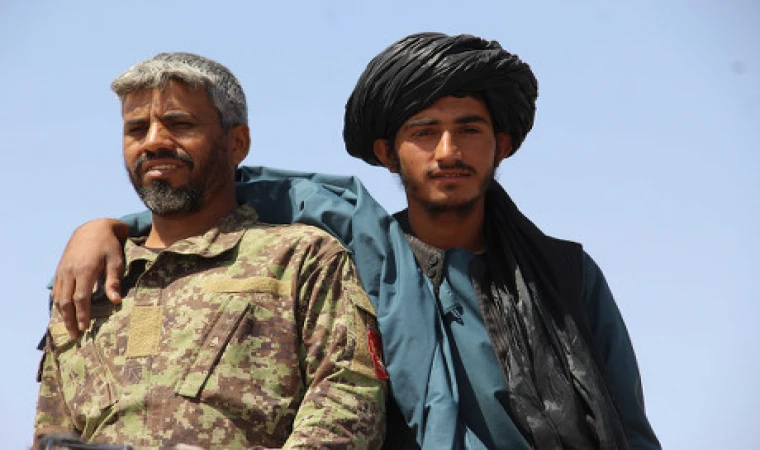 Taliban, Afganistan’da ‘Peaky Blinders’ Tarzı Kıyafet Giyen Dört Genci Gözaltına Aldı