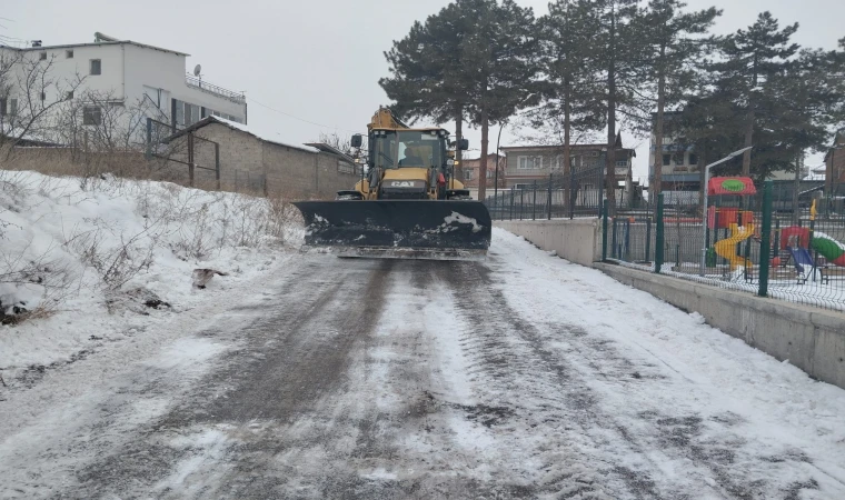 Battalgazi Belediyesi’nden okul bahçelerinde kar temizliği
