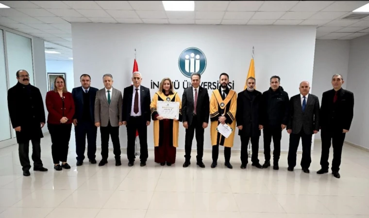 İnönü Üniversitesinde akademisyenler cübbelerini giydi