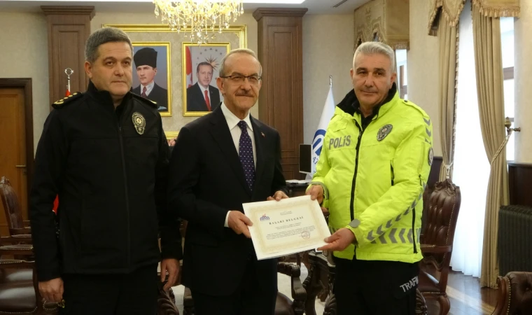 Tribünlerde Örnek Davranış: Üşüyen Çocuğa Yardım Eden Polis Ödüllendirildi