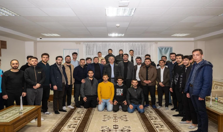 Başkan Er, Üniversite Öğrencileriyle Sahurda Buluştu: "Ulaşımda Önemli Çalışmalarımız Olacak"