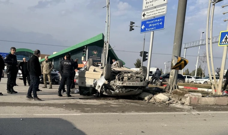Hava Lojmanları Kavşağında İki Otomobil Çarpıştı: 5 Yaralı