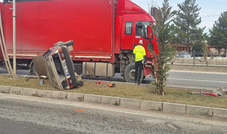 Malatya’da Tır İle Otomobil Çarpıştı: 1 Araç Yan Yattı