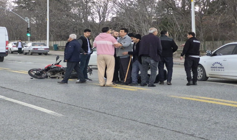 Otomobilin Çarptığı Motosiklet Sürücüsü Yaralandı