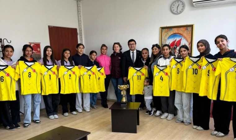 Anadolu Set Voleybol Ekibinden Anlamlı Destek