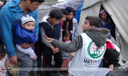 Avrupa Yetim Eli gönüllüsü çocuklardan örnek davranış