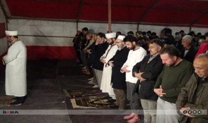 Depremden etkilenen Malatya'da ilk teravih namazı kılındı