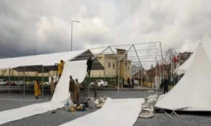 Malatya'da depremzedeler için iftar çadır kurulumu yapılıyor