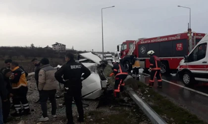 Malatya’da otomobil bariyerlere çarptı: 3 yaralı