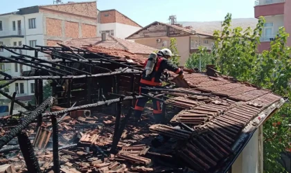 Malatya’da ağır hasarlı evin çatısında yangın