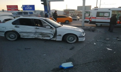 İki aracın karıştığı kazada 1 kişi yaralandı