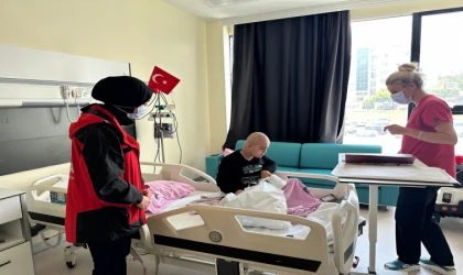 Onkoloji Hastanesi’nde tedavi gören çocuklara moral ziyareti