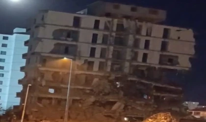 Malatya'da 7 Katlı Ağır Hasarlı Bina Kontrollü Şekilde Yıkıldı