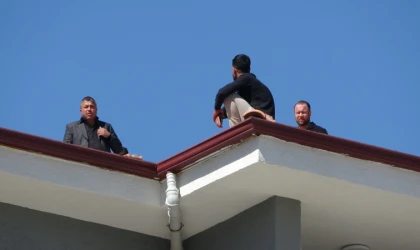 Alacak Kavgası Çatıya Yansıdı, Polis Sabırla İkna Etti