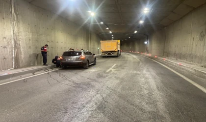 Otomobil ile kamyon çarpıştı: 2 yaralı