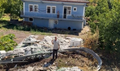 Tır evin bahçesine uçtu: Faciadan dönüldü