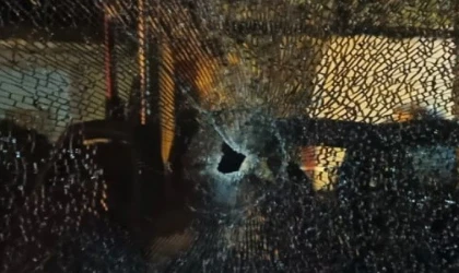 Çok sayıda yolcunun bulunduğu otobüse silahlı saldırı anı kamerada