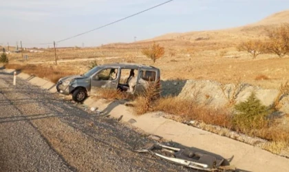 Kontrolden çıkan hafif ticari araç su tahliye kanalına çarptı: 1 yaralı