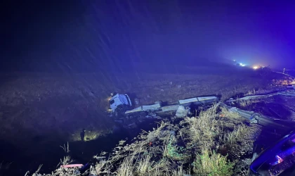 Malatya'da şarampole devrilen çekicinin sürücüsü hayatını kaybetti