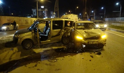 İki aracın kullanılamaz hale geldiği kazayı burunları bile kanamadan atlattılar