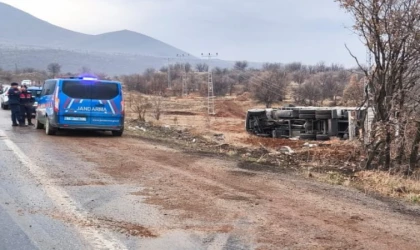 Kamyon Devrildi, Malatya’da Trafik Felç Oldu: 1 Yaralı