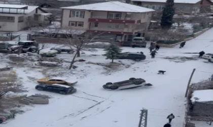 Kayan araç park halindeki aracı devirdi: O anlar kamerada