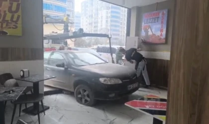 Kontrolden çıkan araç dönerciye girdi