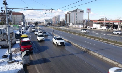 Malatya'da buzlanma servis araçlarını da vurdu