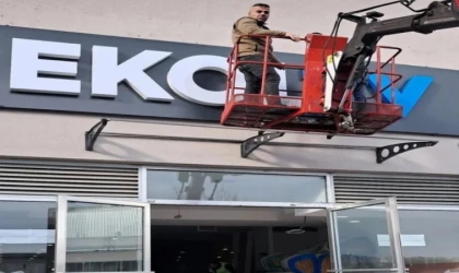 Yayınını Durduran Ekol TV’nin Tabelaları Söküldü