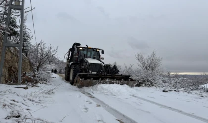 Yeşilyurt Belediyesi karla mücadelede çalışmalarını sürdürüyor
