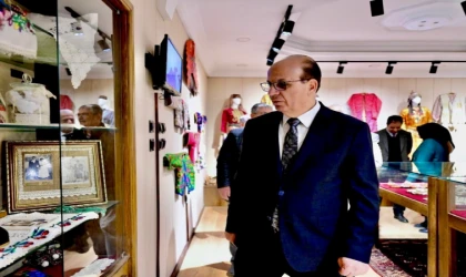 Başkan Geçit, halı dokuma kursunda kesim törenine katıldı