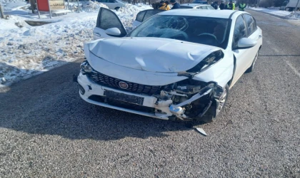 Malatya'da iki otomobil çarpıştı: 3 yaralı
