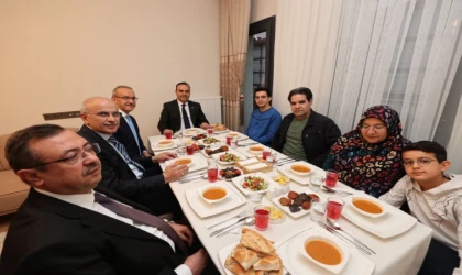 Bakan Kacır Yeni Evine Kavuşan Ailenin İftar Sofrasına Konuk Oldu