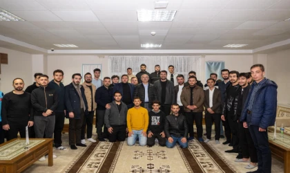 Başkan Er, Üniversite Öğrencileriyle Sahurda Buluştu: "Ulaşımda Önemli Çalışmalarımız Olacak"