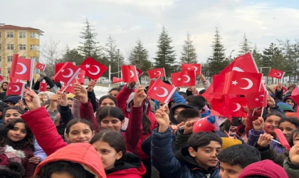 Doğanşehir Okullarında İlk Ders Bayrak Oldu