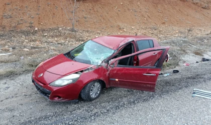 Doğanşehir’de Yağmur Kazaya Neden Oldu: Otomobil Şarampole Devrildi, 1 Yaralı