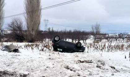 Kuş Sürüsüne Çarpmamak İçin Manevra Yapan Otomobil Takla Attı: 1 Yaralı