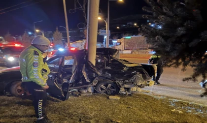 Malatya–Elazığ karayolunda otomobil Trambüs direğine çarptı: 1 yaralı